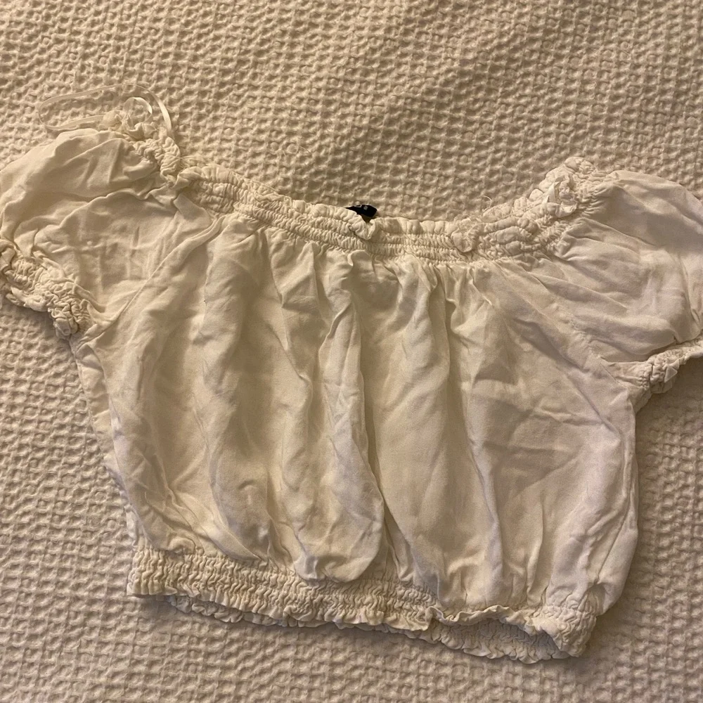 White crop top off the shoulder - Picture 2 of 4